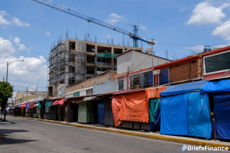 Peru Growth Pops in July, Topping Forecasts as Construction and Retail Surge